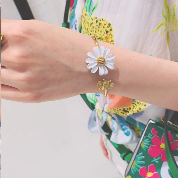 Korean Style Cute Small Daisy Flower Stud Earrings For Women Girls Sweet Statement Asymmetrical Earring Party Jewelry Gifts